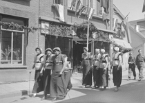 605524 Afbeelding van enkele dames in klederdracht in de Laanstraat te Baarn tijdens de viering van de bevrijding.